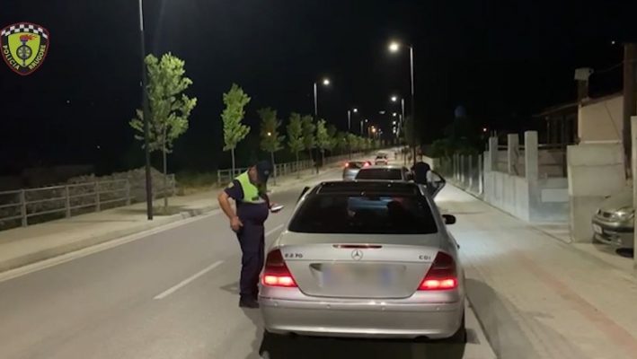 Kamera e fshehtë e “zagarëve” të policisë! Rama urdhëroi largimin e policëve të ferrave nga rruga, Rrumbullaku lëshon policët e të dashurve të “marrin taksa” nëse parkon makinë i shoqëruar me një femër! Kamera e fshehtë e “zagarëve” të policisë! Rama urdhëroi largimin e policëve të ferrave nga rruga, Rrumbullaku lëshon policët e të dashurve të “marrin taksa” nëse parkon makinë i shoqëruar me një femër!