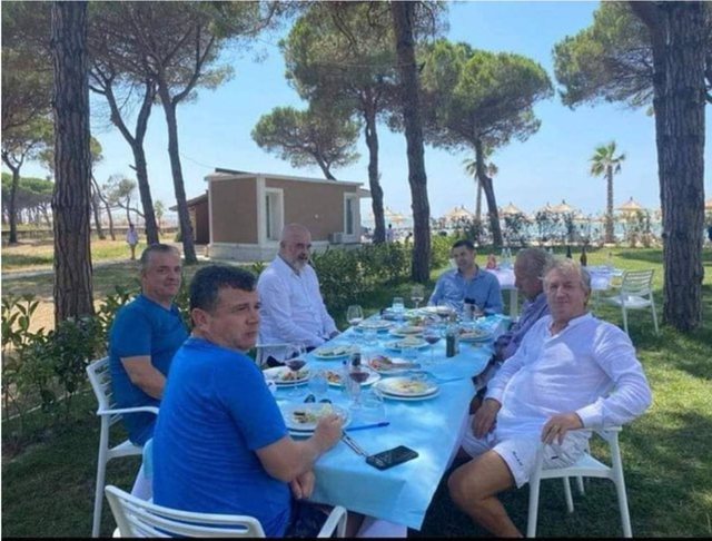 Profesori i gazetarisë: Ore budallenj na dini ne, ky nuk është sulm ndaj medias. Këta kanë ngrënë e pirë bashkë