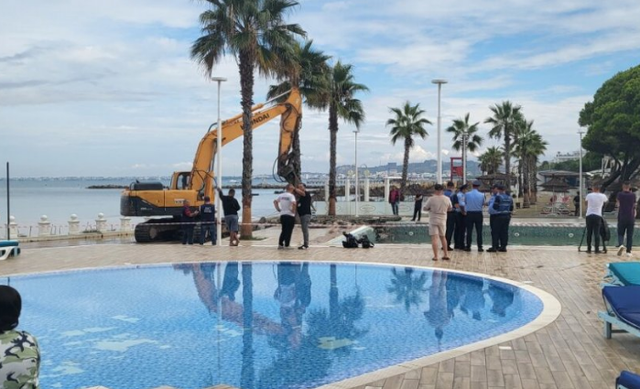 Mero Baze: “30 mercenarë të vënë në rresht”! Si u “mbytën” opozitarët në pishinat e Irfanit? Mero Baze: “30 mercenarë të vënë në rresht”! Si u “mbytën” opozitarët në pishinat e Irfanit?