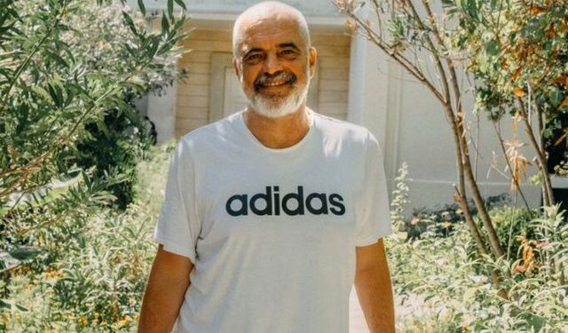 ‘Der Spiegel’: Njeriu më i fuqishëm në Shqipëri shijon pushimet në vilën e ndërtuar për Enver Hoxhën ‘Der Spiegel’: Njeriu më i fuqishëm në Shqipëri shijon pushimet në vilën e ndërtuar për Enver Hoxhën