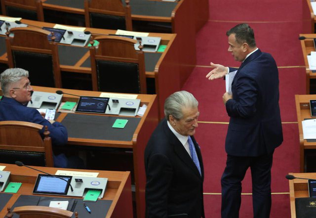 Përplasja “epike” Balla-Berisha në Kuvend, Noka i ankohet socialistit: Po leje mos u merr me të, se plak… Përplasja “epike” Balla-Berisha në Kuvend, Noka i ankohet socialistit: Po leje mos u merr me të, se plak…