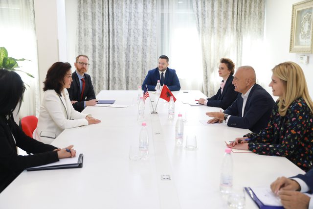 Çudia e fundit e ambasadës së SHBA! Yuri Kim takon Meta Metajn… për dialog konstruktiv që forcon demokracinë, lufton korrupsionin!