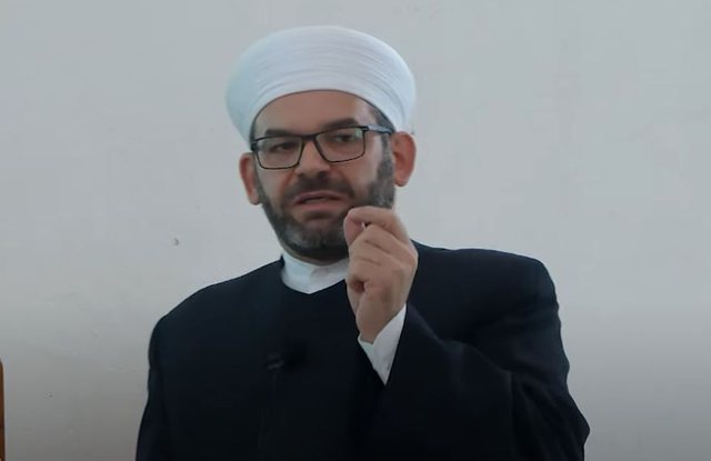 Myftiu i Shkodrës kërcënon Agron Gjekmarkajn: Mos fut hundët në çështjet e fesë, hesht Myftiu i Shkodrës kërcënon Agron Gjekmarkajn: Mos fut hundët në çështjet e fesë, hesht