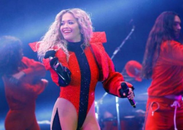 ‘Çmendet’ i riu në sheshin Skënderbej gjatë koncertit, kërcen i zhveshur para turmës ‘Çmendet’ i riu në sheshin Skënderbej gjatë koncertit, kërcen i zhveshur para turmës