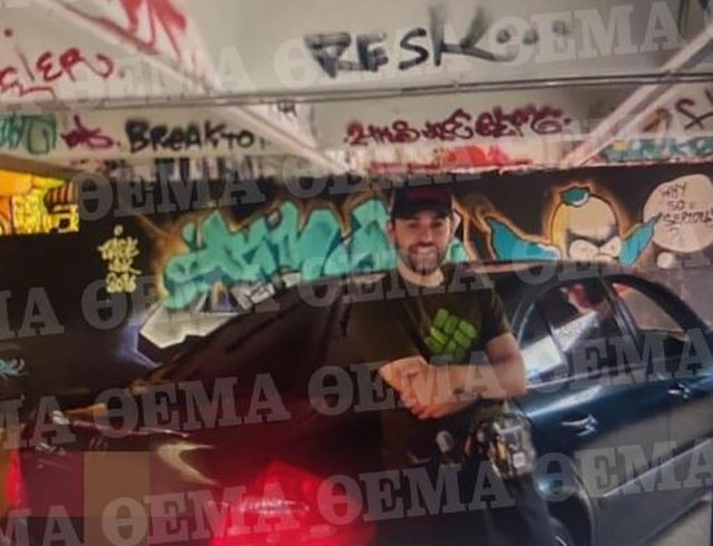 “Përshëndete Petron e Vlorës…”! Banda shqiptare “mbretëronte” në Athinë: Tufa eurosh, armë në TikTok dhe shpenzime të çmendura! Si i ndihmonte e dashura police e krahut të djathtë të “Eskos”?! “Përshëndete Petron e Vlorës…”! Banda shqiptare “mbretëronte” në Athinë: Tufa eurosh, armë në TikTok dhe shpenzime të çmendura! Si i ndihmonte e dashura police e krahut të djathtë të “Eskos”?!