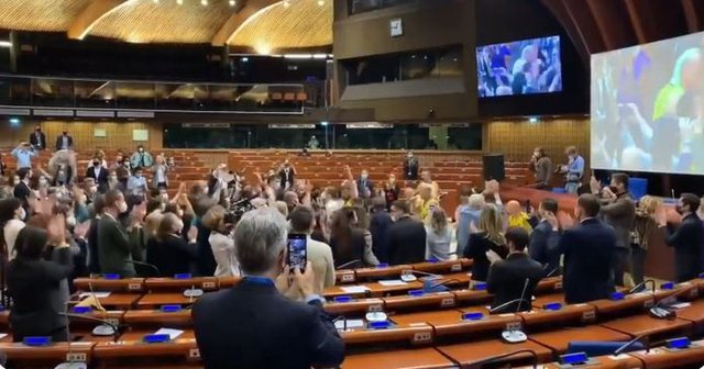 Çmim tavan për naftën ruse?! Politikanët në Parlamentin Europian festojnë për vendimin e G7-ës me “mallin” e tjetrit: Rusia i’u a mbyll për fare rubinetat Çmim tavan për naftën ruse?! Politikanët në Parlamentin Europian festojnë për vendimin e G7-ës me “mallin” e tjetrit: Rusia i’u a mbyll për fare rubinetat