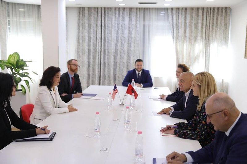 Yuri Kim në zyrën e Metës! Berisha e etikon: Një takim normal i ambasadores së SHBA me një partner të PD