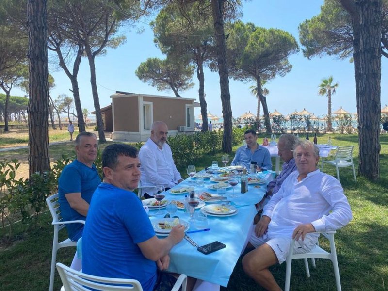 Ja ku e keni pushtetin: Barkderra, por prapë të pangopur, “syshqyer” nga makutëria e prapë “shtazë” që hanë njëri-tjetrin Ja ku e keni pushtetin: Barkderra, por prapë të pangopur, “syshqyer” nga makutëria e prapë “shtazë” që hanë njëri-tjetrin