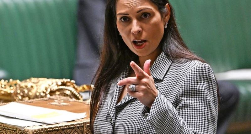 ‘Kërcënoi’ se do dëbonte emigrantët shqiptarë nga Anglia, jep dorëheqjen Sekretarja e Brendshme Britanike