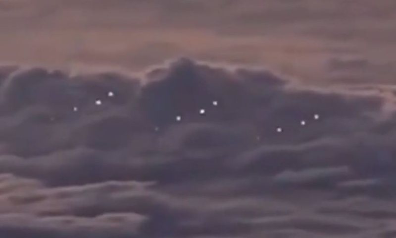 VIDEO/ Pamjet virale! Piloti filmon “flotën” e UFO-ve mbi paqësor: Është diçka… VIDEO/ Pamjet virale! Piloti filmon “flotën” e UFO-ve mbi paqësor: Është diçka…