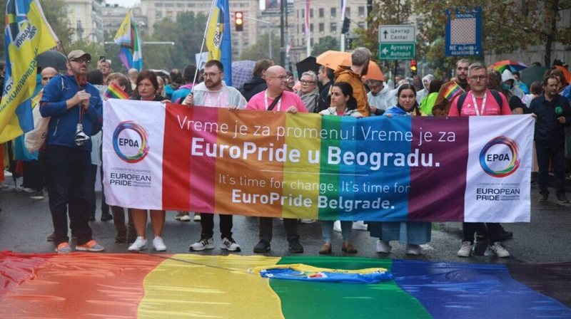 Tetë aktivistë shqiptarë LGBT u sulmuan gjatë paradës në Beograd Tetë aktivistë shqiptarë LGBT u sulmuan gjatë paradës në Beograd