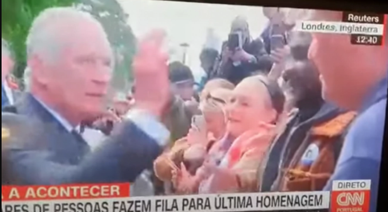 Refuzoi t’i japë dorën njeriut me ngjyrë? Pamjet e Mbretit Charles III po bëjnë xhiron e rrjetit (Video)