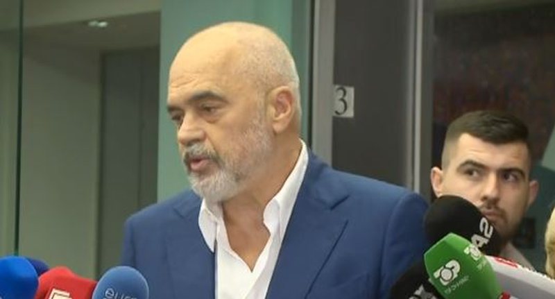 “Godina me 14 kate shtesë pa leje”/ Rama ironizon gazetaren: Hyjmë tek 7×7 baraz 22 “Godina me 14 kate shtesë pa leje”/ Rama ironizon gazetaren: Hyjmë tek 7×7 baraz 22