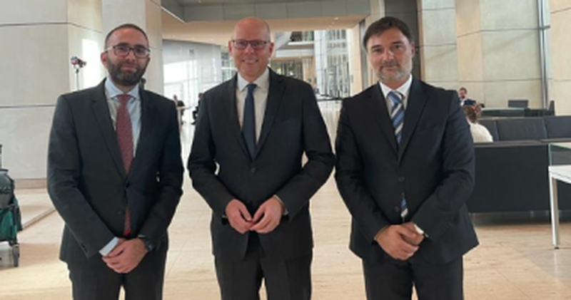 CDU gjermane e konfirmon dhe i dërgon mesazh kryefoltoristit, nuk e njeh Berishën si kryetar të PD, Bardhi dhe Alibeaj takohen në Berlin me zyrtarin e lartë për çështjet e BE CDU gjermane e konfirmon dhe i dërgon mesazh kryefoltoristit, nuk e njeh Berishën si kryetar të PD, Bardhi dhe Alibeaj takohen në Berlin me zyrtarin e lartë për çështjet e BE