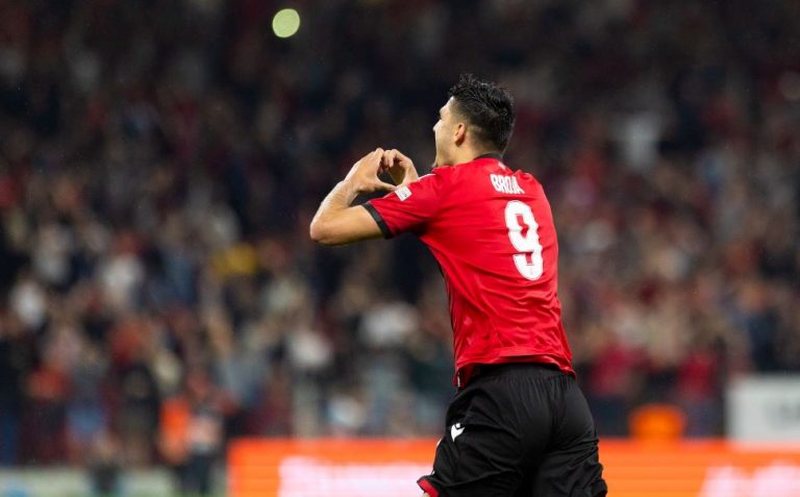 Mos e lë futbollin pa dërguar Shqipërinë në Botëror! Broja rrëfen gjithçka për vete: Rrënqeth me amanetin e babait Mos e lë futbollin pa dërguar Shqipërinë në Botëror! Broja rrëfen gjithçka për vete: Rrënqeth me amanetin e babait