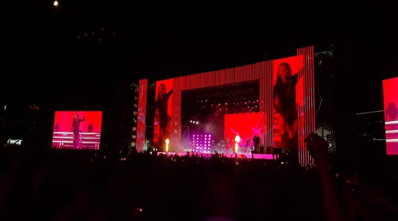 Kuq e zi mes Tiranës, Rita Ora elektrizon skenën në sheshin “Skënderbej”(Video)