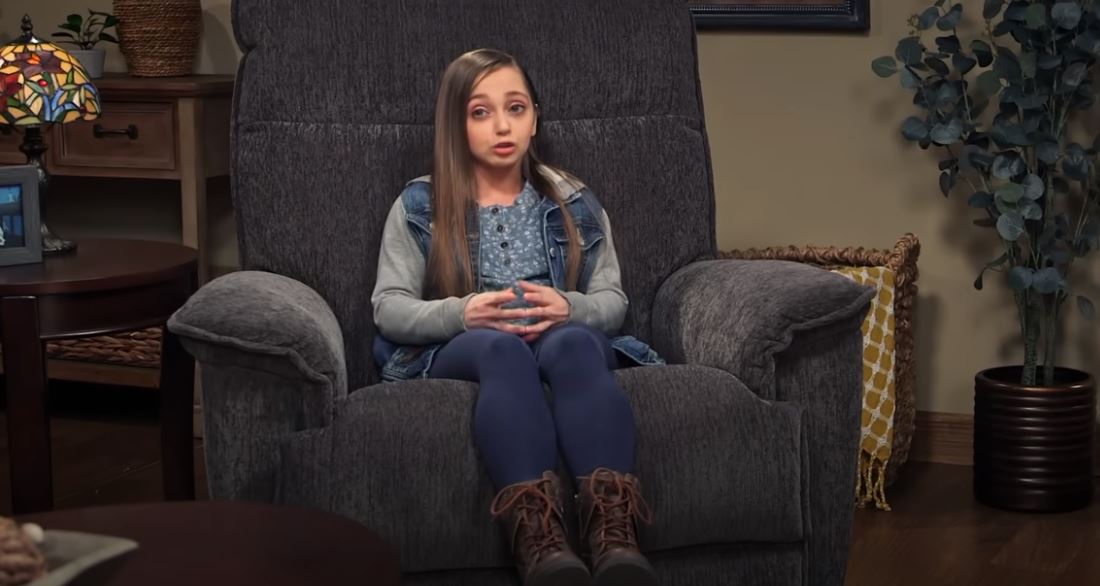 Vajza 22 vjeçare që jeton në trupin e një tetëvjeçareje tregon për sfidat në jetën e përditshme Vajza 22 vjeçare që jeton në trupin e një tetëvjeçareje tregon për sfidat në jetën e përditshme