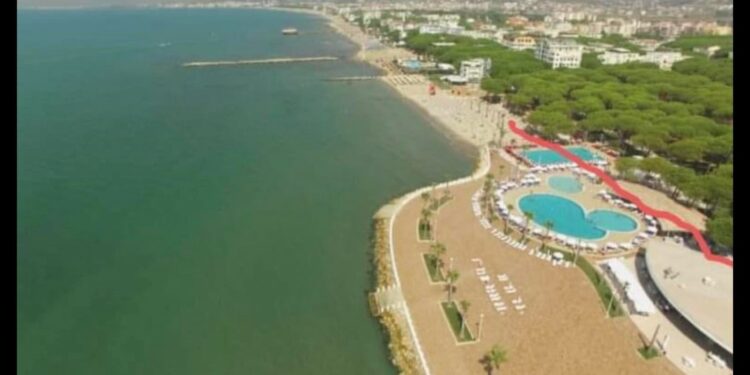 Si e zaptoi bregun e plazhit në Golem Irfan Hysenbelliu?! Si e zaptoi bregun e plazhit në Golem Irfan Hysenbelliu?!