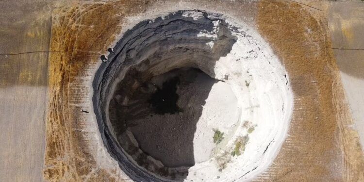 Gropat misterioze që po mbijnë si “kërpudhat pas shiut” tmerrojnë banorët e rajonit turk