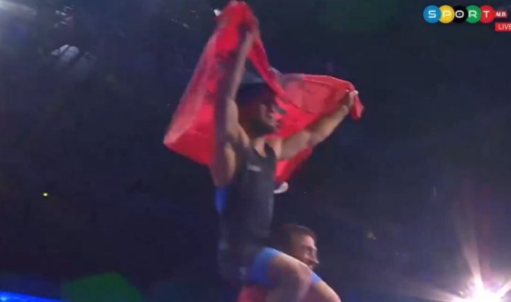 HISTORIKE/ Ngrihet flamurin kuqezi në Beograd, Shqipëria ka një kampion bote (Video) HISTORIKE/ Ngrihet flamurin kuqezi në Beograd, Shqipëria ka një kampion bote (Video)