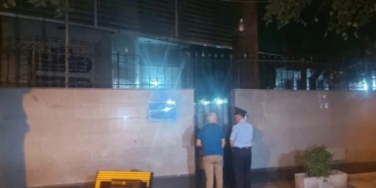 Çfarë po ndodh në ambasadën e Iranit? Tym dhe flakë nga ambientet e brendshme, policia e pranishme Çfarë po ndodh në ambasadën e Iranit? Tym dhe flakë nga ambientet e brendshme, policia e pranishme