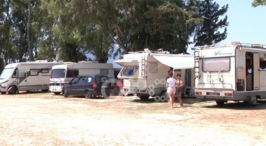 Shqiptarët “parazitojnë” në kafe! Bizneset e Durrësit në “hall”: S’ka punëtorë, sytë nga të huajët Shqiptarët “parazitojnë” në kafe! Bizneset e Durrësit në “hall”: S’ka punëtorë, sytë nga të huajët