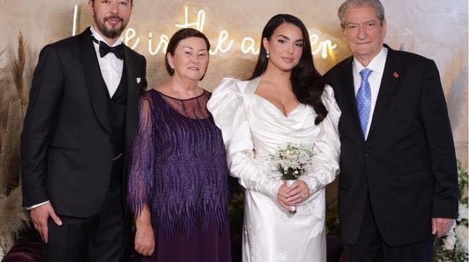 Saliu fjalim si në Foltore në ceremoninë e hapjes së dasmës së Zenit dhe Arminës (Video)