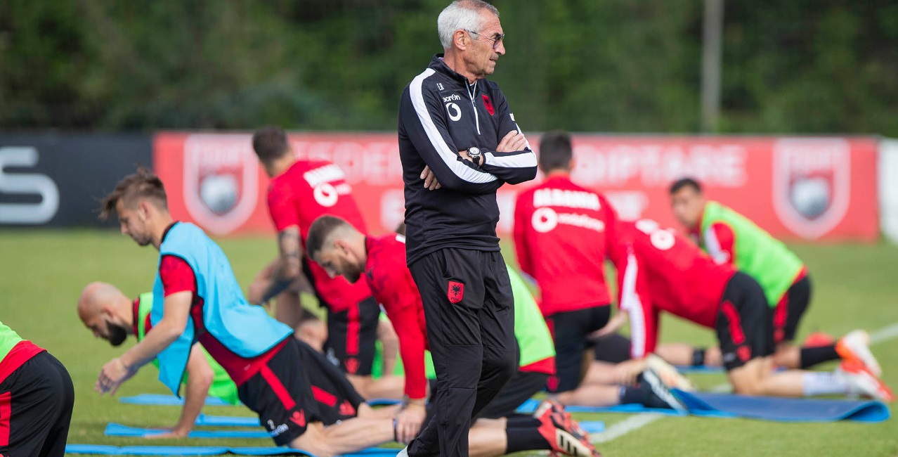 Edy Reja largohet nga Shqipëria? Raportimi: Lojtarët pritën fundin e intervistës, e takuan të gjithë Edy Reja largohet nga Shqipëria? Raportimi: Lojtarët pritën fundin e intervistës, e takuan të gjithë