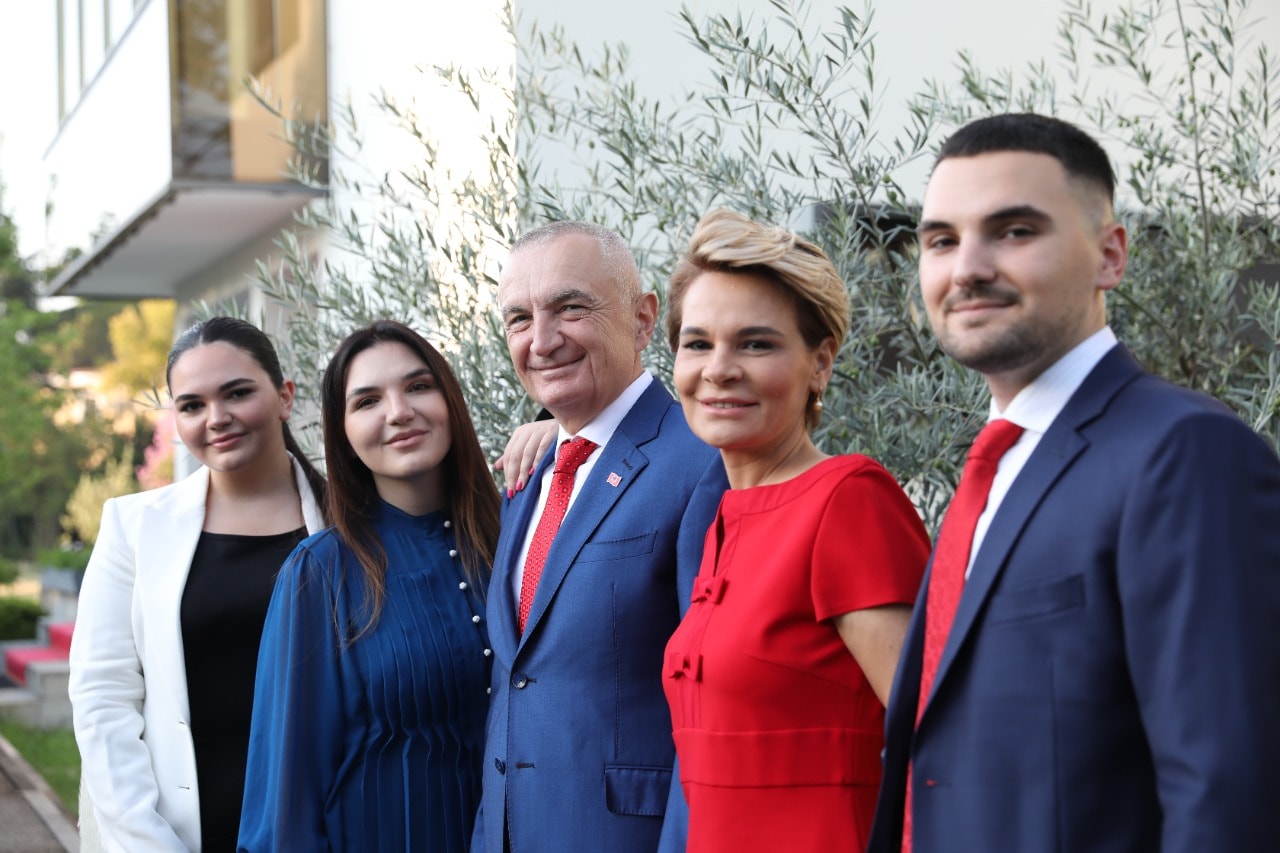 700 mijë paund për shkollimin e fëmijëve për 5 vjet në Londër:  Meta qan hallet me gratë e PL-së dhe “vë kujën” për emigrimin e rinisë… “s’mund të martohen…”!