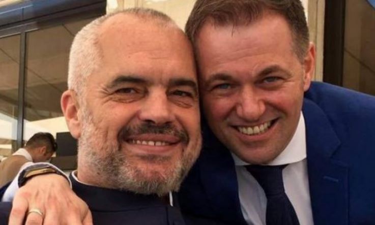 Skandali i drejtorit të doganës Fier/ Këta edhe të “pallojnë” edhe të “dhunojnë”! Zot Gazheli mirë trafikantët, po “pi**tarët trima” ku i ke gjetur mor aman… për drejtora? Skandali i drejtorit të doganës Fier/ Këta edhe të “pallojnë” edhe të “dhunojnë”! Zot Gazheli mirë trafikantët, po “pi**tarët trima” ku i ke gjetur mor aman… për drejtora?