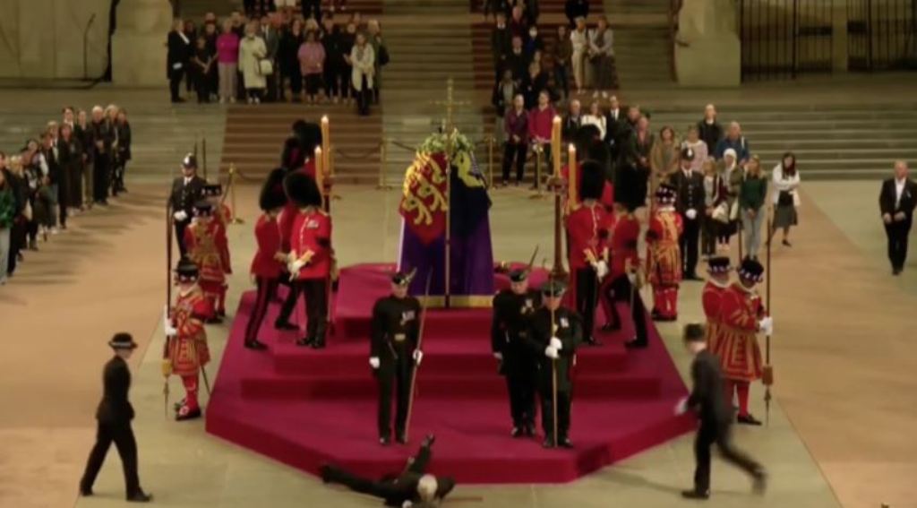 Shihni momentin kur rojes mbretërore i bie të fikët pranë arkivolit të Mbretëreshë Elizabeth (Video) Shihni momentin kur rojes mbretërore i bie të fikët pranë arkivolit të Mbretëreshë Elizabeth (Video)