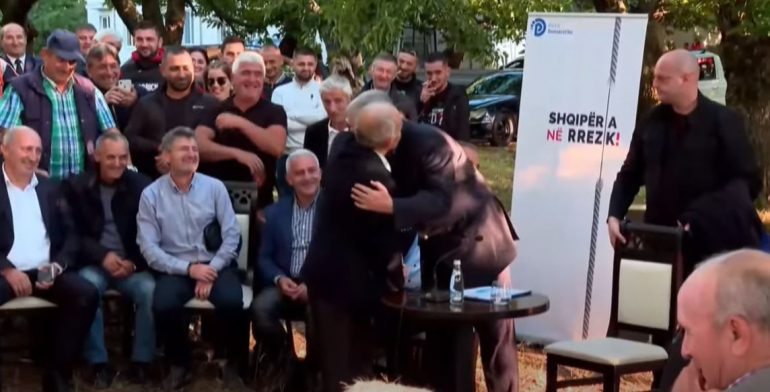 “Saliari” bënë me Saliun atë që kishte bërë Berisha me Hoxhën…. pasi i kishte dhënë dorën