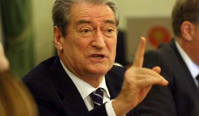 Ju tregoj ku është Ervis Martinaj! Babai i katrahurës së bixhozeve në Shqipëri, Sali: Sa iku ai, lojërat e fatit u bënë të ligjshme Ju tregoj ku është Ervis Martinaj! Babai i katrahurës së bixhozeve në Shqipëri, Sali: Sa iku ai, lojërat e fatit u bënë të ligjshme