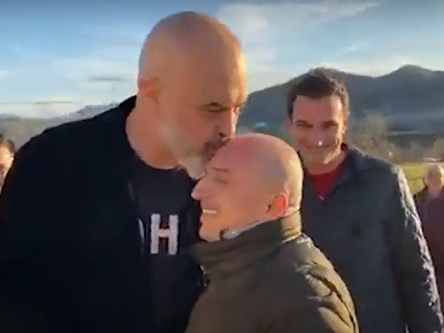 Mafiozi Pëllumb Salillari kompleks pa leje në Tiranë, i konfiskohen pallatet, por oligarku nuk arrestohet, vijon të marrë para publike, dënohen vetëm qytetarët e thjeshtë Mafiozi Pëllumb Salillari kompleks pa leje në Tiranë, i konfiskohen pallatet, por oligarku nuk arrestohet, vijon të marrë para publike, dënohen vetëm qytetarët e thjeshtë