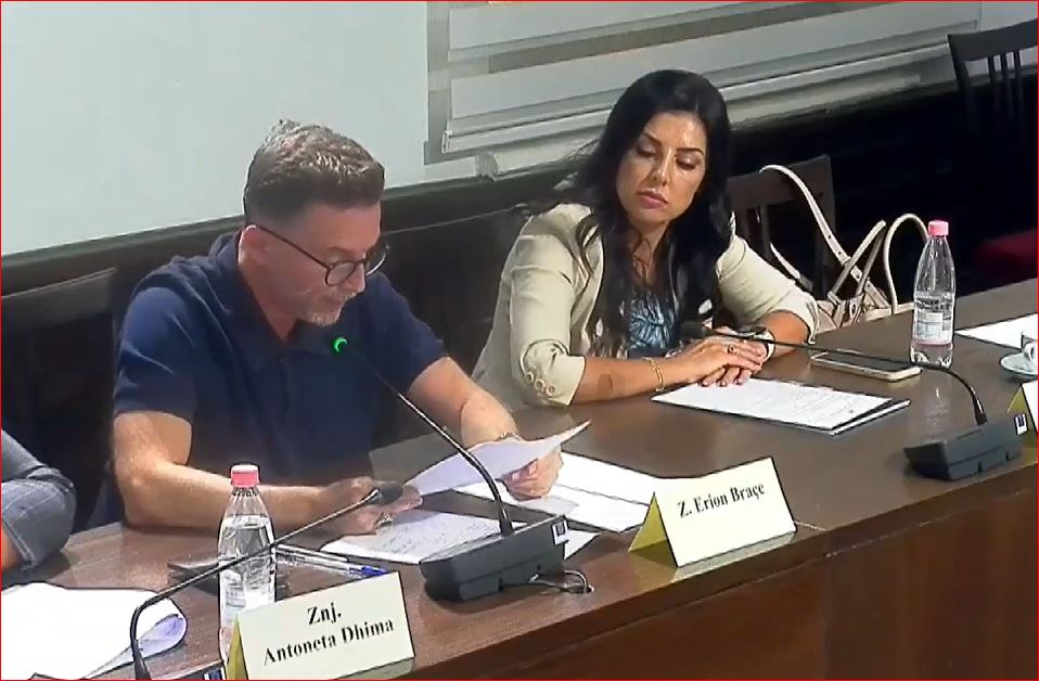 “Kjo paketa për shtresat në nevojë kur nis se iku gushti”?! Braçe ‘dush të ftohtë’ ministres së Financave: Në dy muaj bujqit s’kanë marrë asnjë litër naftë falas “Kjo paketa për shtresat në nevojë kur nis se iku gushti”?! Braçe ‘dush të ftohtë’ ministres së Financave: Në dy muaj bujqit s’kanë marrë asnjë litër naftë falas