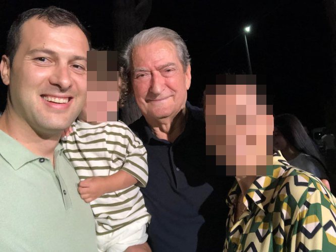 Pedagogu i PD në krye të protestës te Mjekësia, kërkon rritje të pagës, por bën pushime me jahte në jug. Drejtuesit e tjerë, pjesë e PD