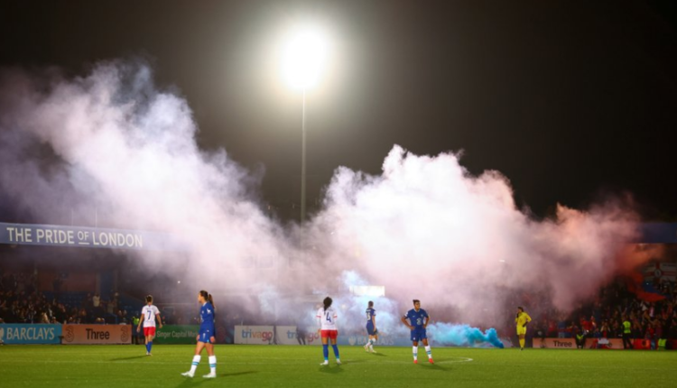 VIDEO/ “Të jesh duke humbur 8-0 dhe të bësh spektakël me tymuese”! Tifozët e Vllaznisë lënë mbresa në shtëpinë e Chelsea