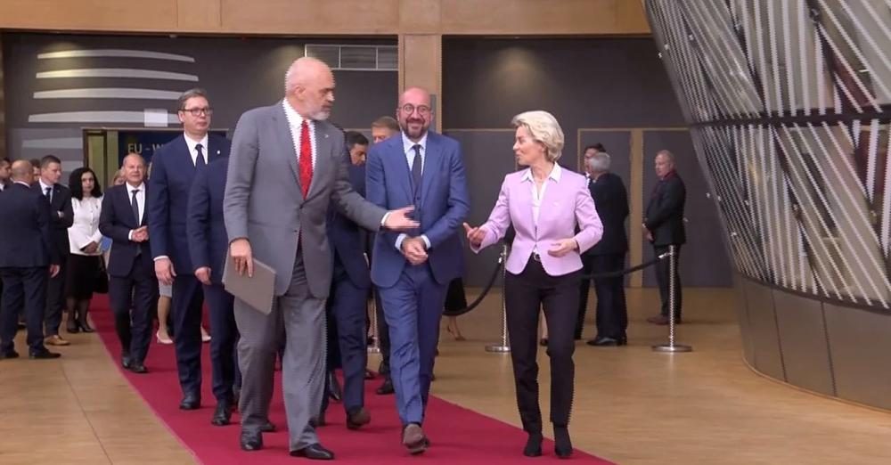 Rama nga takimi i Pragës: Vendet evropiane po bashkohen gjithnjë e më shumë! Shqipëria ka një peshë tjetër Rama nga takimi i Pragës: Vendet evropiane po bashkohen gjithnjë e më shumë! Shqipëria ka një peshë tjetër