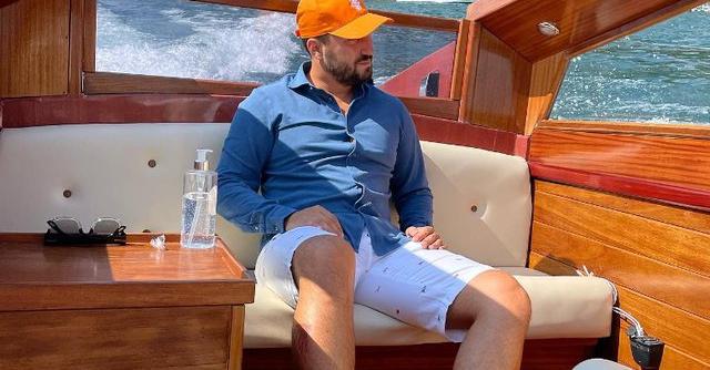 Arsenal makinash dhe udhëtime të çmendura në çdo cep të botës! Jeta e shfrenuar prej sheiku e Fatmir Hysenbelliut Arsenal makinash dhe udhëtime të çmendura në çdo cep të botës! Jeta e shfrenuar prej sheiku e Fatmir Hysenbelliut