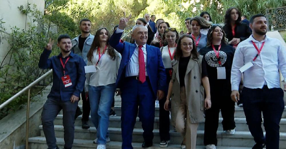 Mbahet konventa e PL-së, asnjë rival dhe garë formale: Ilir Meta vetëshpallet kryetar me “pionerët” e Enverit Mbahet konventa e PL-së, asnjë rival dhe garë formale: Ilir Meta vetëshpallet kryetar me “pionerët” e Enverit