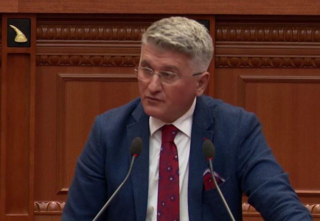 Ne “shërbëtorët” e Ramës që votuam për hapjen e dosjeve dhe këta të tjerët që e bënë copë… duke mos votuar