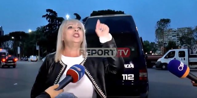 Adriana Kalaja lëshohet nga zinxhirët e Berishës për të “kafshuar amerikonen” Kokalari: Ti çdo gjë në jetë e ke nga dashn*rët! Kokalari i nxjerr videon virale që do pushtonte Ambasadën Adriana Kalaja lëshohet nga zinxhirët e Berishës për të “kafshuar amerikonen” Kokalari: Ti çdo gjë në jetë e ke nga dashn*rët! Kokalari i nxjerr videon virale që do pushtonte Ambasadën