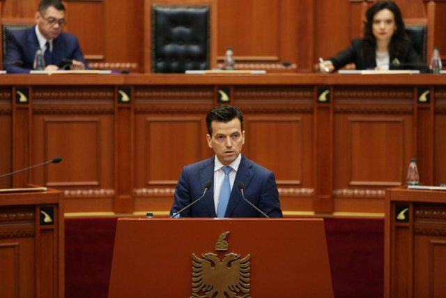 Deputet për hallet dhe aktivitetet e tij të dyshimta: Agron Shehaj e “bënë leckë armikun e bizneseve” Edi Rama nga Kuvend