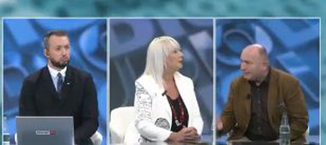 Azgan Haklaj përplaset me aktivisten e Foltores: E arrestoi Berisha në 2011, vuan nga “Sindromi i Stokolmit”! Azgan Haklaj përplaset me aktivisten e Foltores: E arrestoi Berisha në 2011, vuan nga “Sindromi i Stokolmit”!