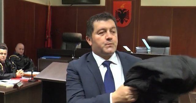 “Nuk e dija se isha në kërkim, pashë lajmet dhe erdha”, vëtëdorëzohet në Polici ish-kryebashkiaku Fran Frrokaj “Nuk e dija se isha në kërkim, pashë lajmet dhe erdha”, vëtëdorëzohet në Polici ish-kryebashkiaku Fran Frrokaj
