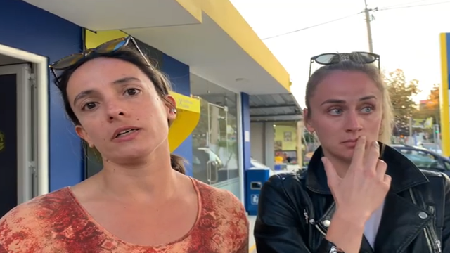 Turistet nga Zvicra rrëfejnë tmerrin: Ndaluam për të furnizuar makinën me karburant, dhjetëra njerëz sulmuan me shkopinj një burrë, u frikësuam Turistet nga Zvicra rrëfejnë tmerrin: Ndaluam për të furnizuar makinën me karburant, dhjetëra njerëz sulmuan me shkopinj një burrë, u frikësuam