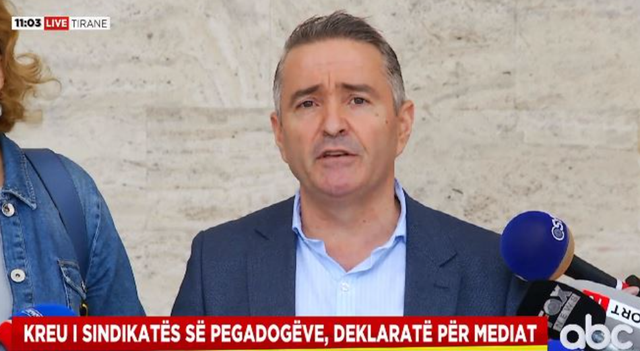 Kryetari i grevës së pedagogëve, “saliar i vjetër”, ish- zyrtar i SHIK të Gazidedes (Foto) Kryetari i grevës së pedagogëve, “saliar i vjetër”, ish- zyrtar i SHIK të Gazidedes (Foto)