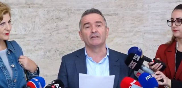 Del bllof protesta e “saliarëve” për pagat e pedagogëve! Universiteti i Mjekësisë merr vendimin: Rritje me 8% të rrogave! Shkon në 15% totali, bashkë me rritjen 7% nga buxheti i shtetit