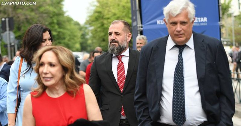 Kokalari nuk përmbahet, e kupton me vonesë llumin ku ishte futur! Sulmon Berishën dhe akuzon Çim Pekun: Të shitrur! E turpshme, vratë rininë dhe çdo shpresë që ata kishin, nuk merrem më me nivelin tuaj Kokalari nuk përmbahet, e kupton me vonesë llumin ku ishte futur! Sulmon Berishën dhe akuzon Çim Pekun: Të shitrur! E turpshme, vratë rininë dhe çdo shpresë që ata kishin, nuk merrem më me nivelin tuaj