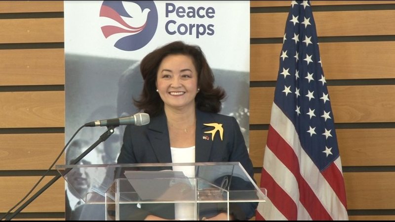 Kim pret vullnetarët e Korpusit të Paqes në Durrës, komenton rregullin e ri të Thesarit dhe iu dërgon mesazh emrave të përfshirë në afera Kim pret vullnetarët e Korpusit të Paqes në Durrës, komenton rregullin e ri të Thesarit dhe iu dërgon mesazh emrave të përfshirë në afera